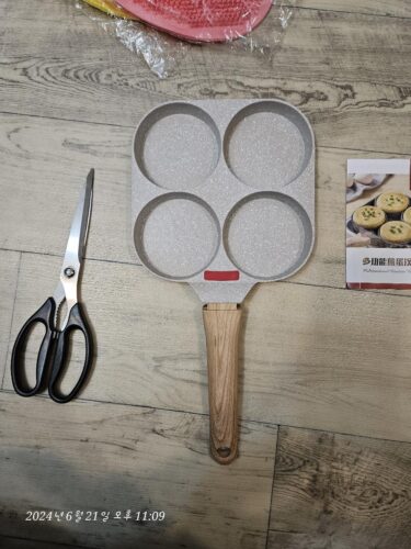 1pc Household Maifanshi 4-Compartment Non-Stick Aluminum Frying Pan with Wooden Handle - Multi-Use Breakfast Eggs, Hamburgers, Steaks & Shrimp Cookware, Even Heat Distribution, Easy Clean, Multicompartment Cooker | Ergonomic Kitchenware | Easyclean Surface photo review