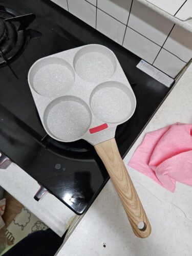 1pc Household Maifanshi 4-Compartment Non-Stick Aluminum Frying Pan with Wooden Handle - Multi-Use Breakfast Eggs, Hamburgers, Steaks & Shrimp Cookware, Even Heat Distribution, Easy Clean, Multicompartment Cooker | Ergonomic Kitchenware | Easyclean Surface photo review